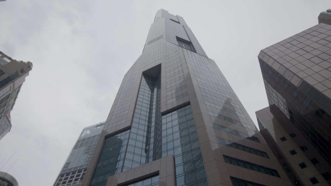 Establish modern huge skyscraper in Chicago, USA on a cloudy day