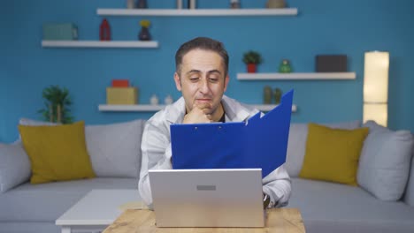 el hombre que examina los archivos aprueba los archivos con su cabeza.