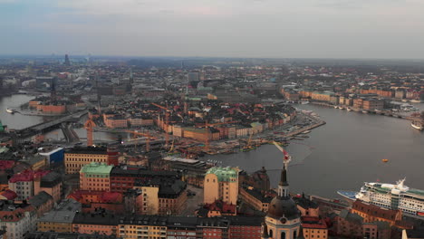 Vista-Panorámica-Aérea-De-Gamla-Stan,-Casco-Antiguo-De-La-Isla.-Parte-Histórica-De-La-Ciudad.-Estocolmo,-Suiza