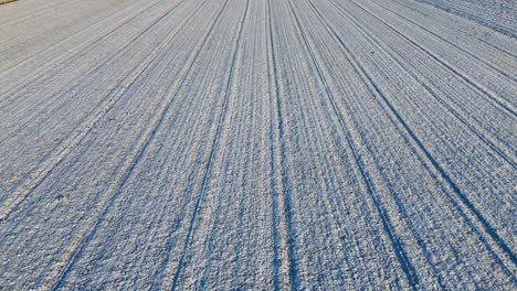 Vista-Aérea-De-Un-Campo-Agrícola-Helado-Al-Amanecer