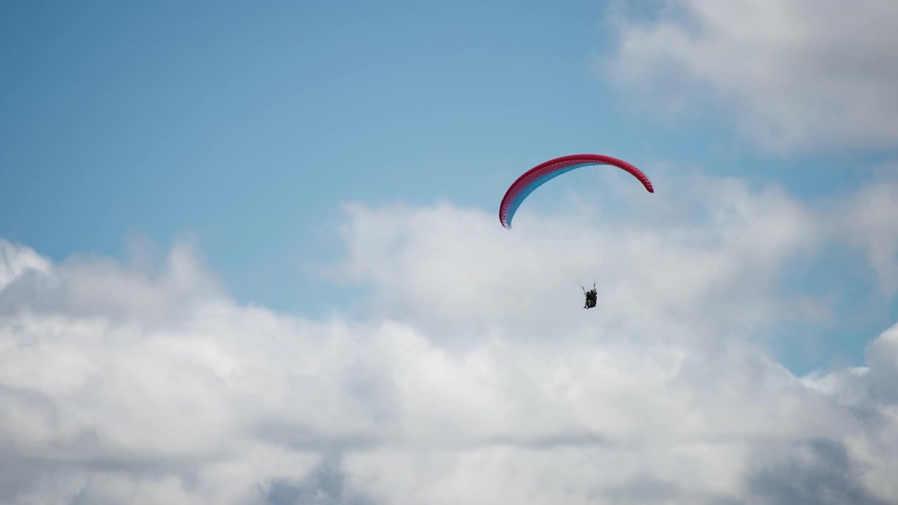 Penerjun payung di langit