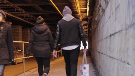 gente caminando por un túnel en el centro