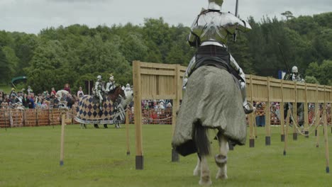 4k slow motion opname van de botsing van lansen van bereden ridders in volledig harnas, bij het koningin's joust toernooi in leeds castle, kent, engeland