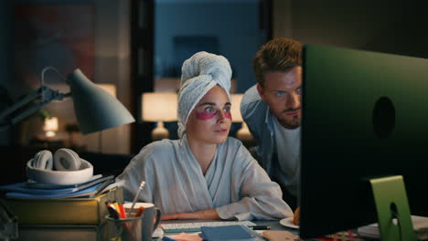 Surprised-housewife-wondering-computer-at-home-closeup.-Woman-pointing-to-screen