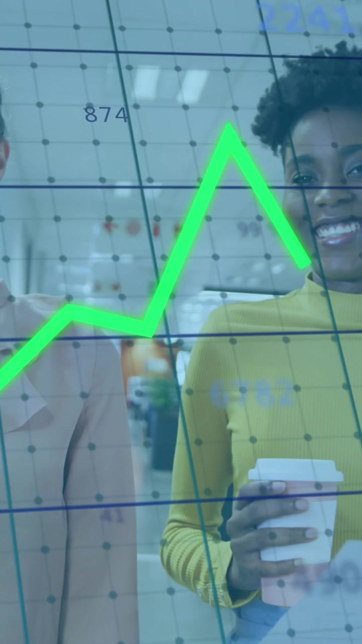 Animazione di elaborazione di dati statistici su sfondo di due donne di diverse etnie che discutono e sorridono in ufficio