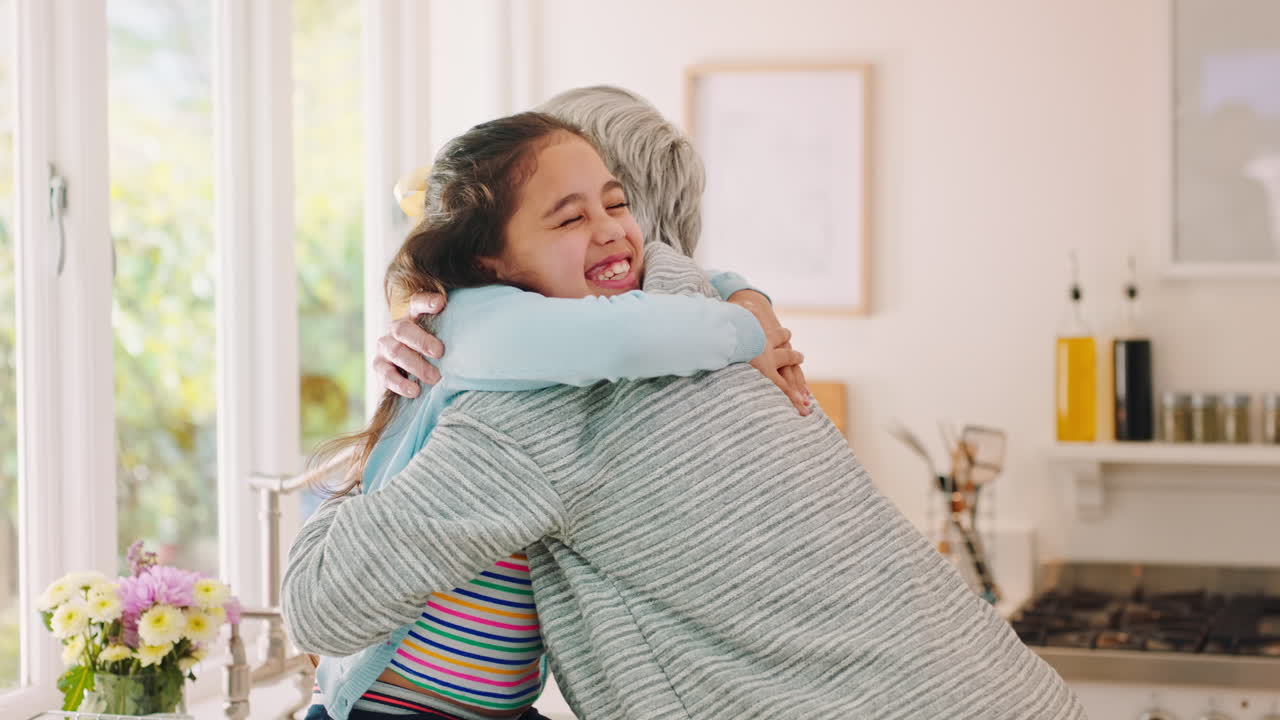 행복, 가족과 소녀는 부 ⁇ 에서 할머니를 포옹합니다.