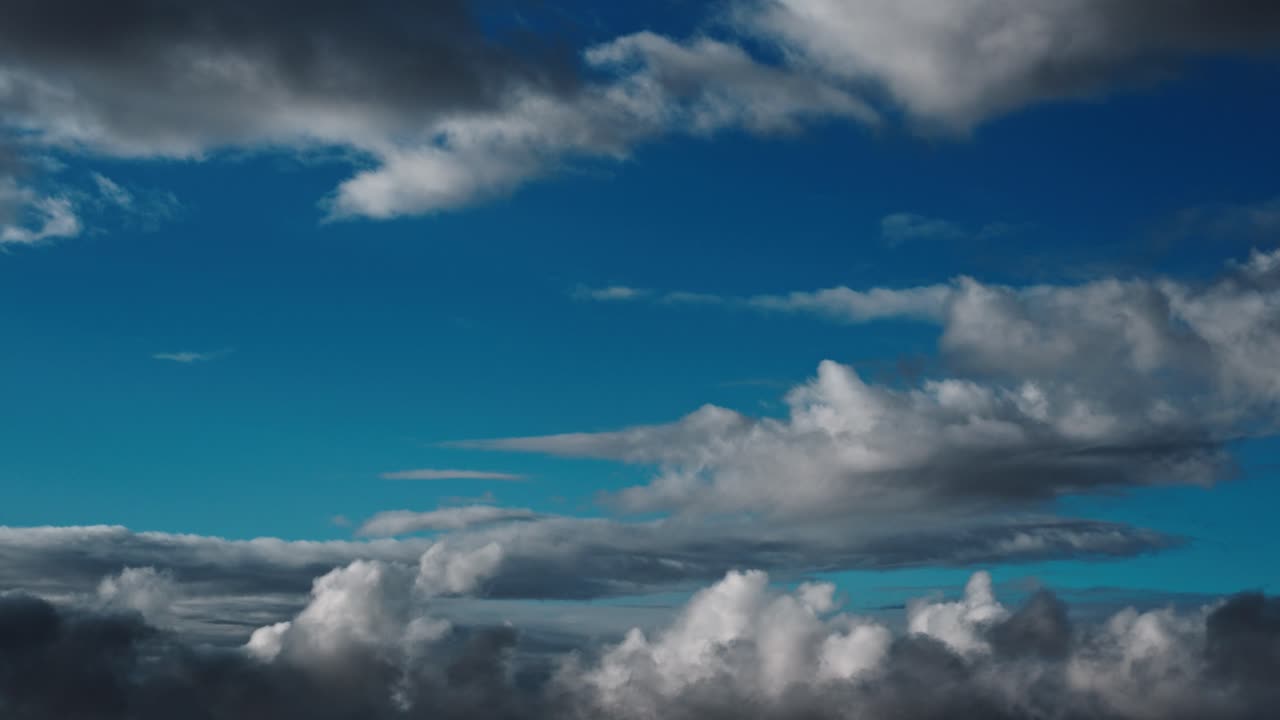 제트 기류 하늘이나 천국을 암시하는 높은 고도에서 움직이는 구름의 아름다운 시간 경과
