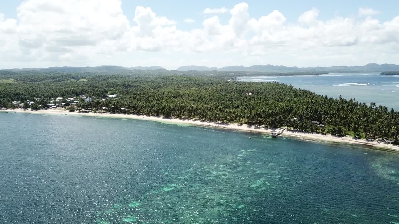 시아르가오 섬의 안개 날 산타페의 새의 눈으로 찍은 사진