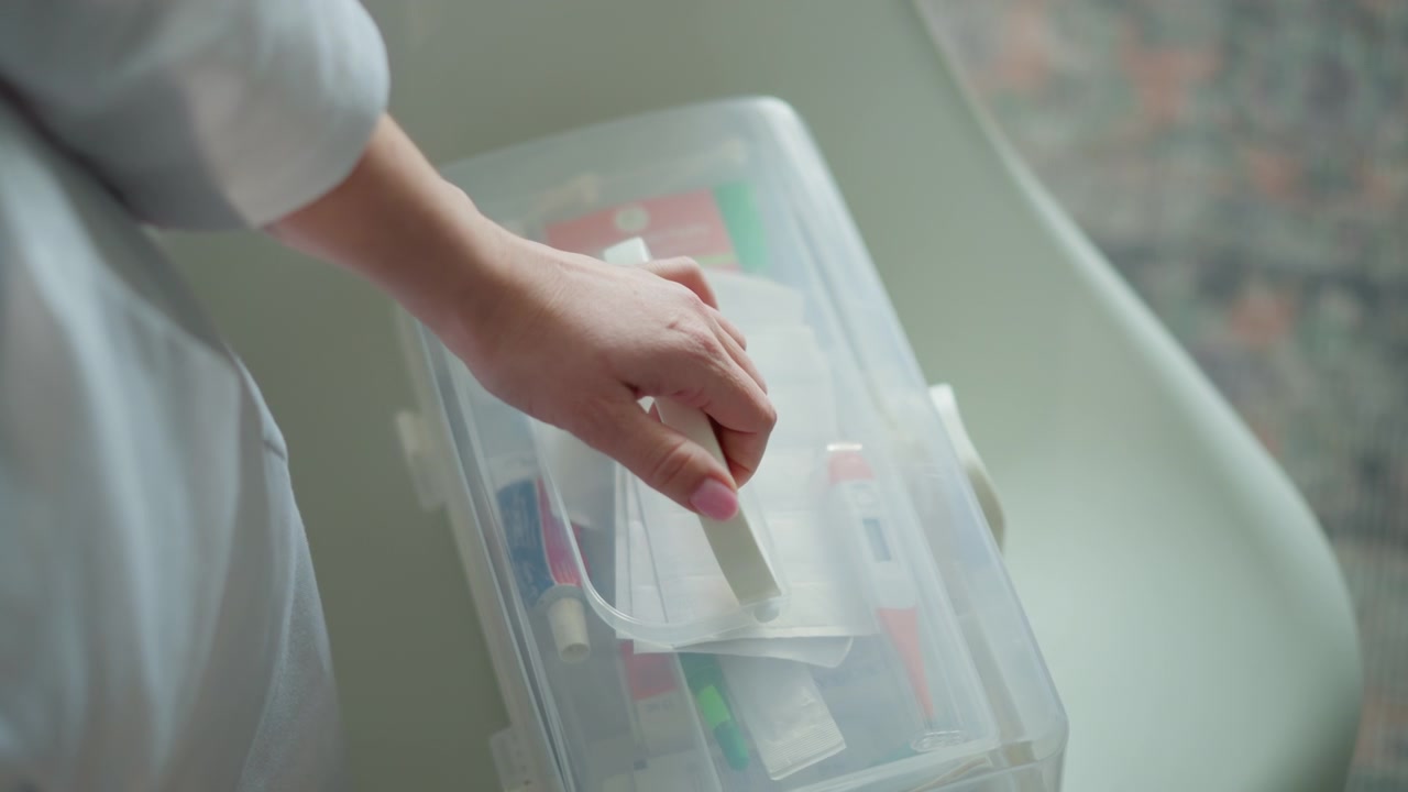 Un'infermiera organizza le forniture mediche. L'assistente prepara gli strumenti medici per una consultazione virtuale. Un'infermiera caucasica prepara meticolosamente i materiali medici in un ambiente domestico per una valutazione sanitaria a distanza