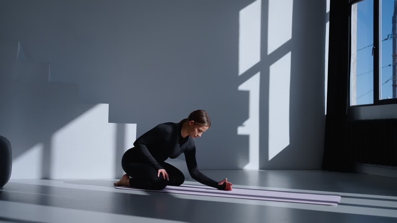 스튜디오 에서 요가 를 연습 하는 여자