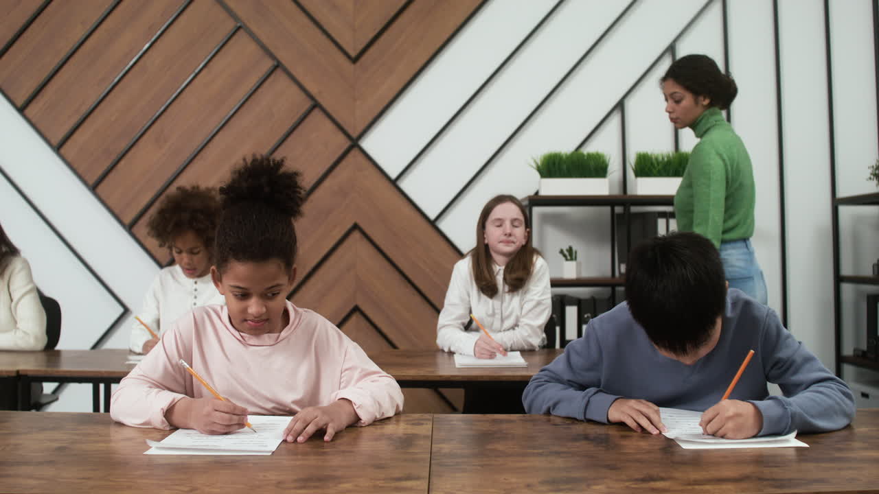 학교에 다니는 학생들