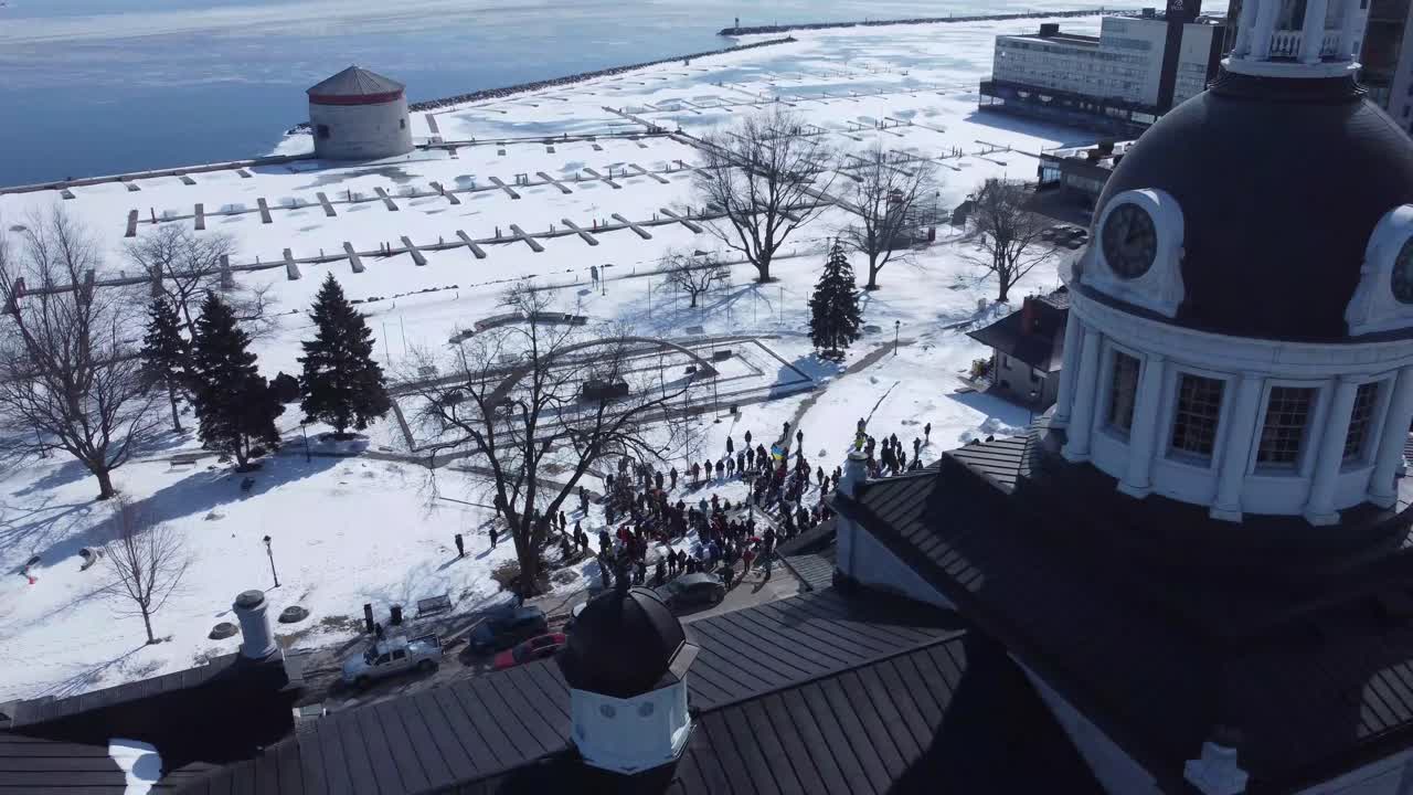 온타리오 킹스턴에 모여 우크라이나 침공에 대비해 평화를 위한 기도를 드리는 영적 단체들