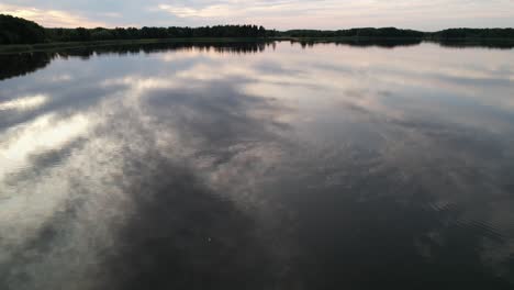 superficie tranquila de un lago en el bosque, vista aérea