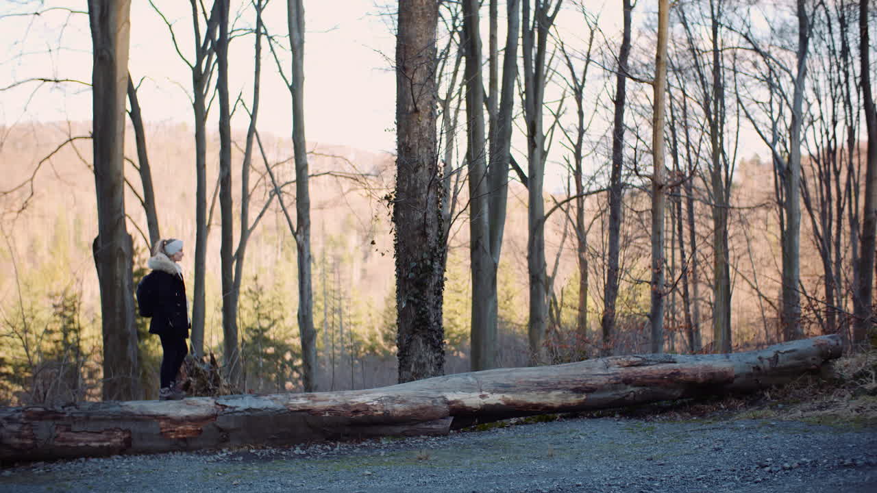 mujer turista caminando por un sendero de montaña