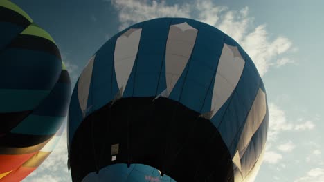 Globos-De-Aire-Caliente-Inflando-Y-Subiendo-Al-Amanecer-Con-Llamas-Llenando-El-Globo