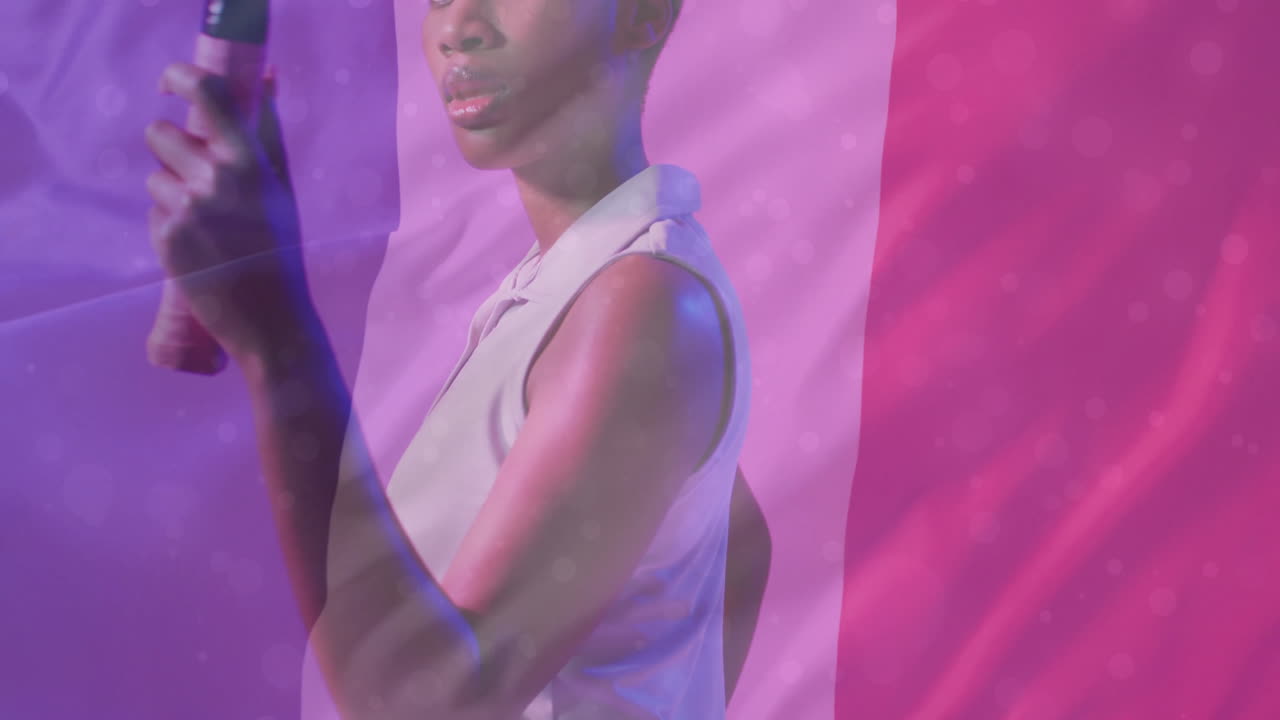 animación de la bandera de francia sobre una jugadora de tenis afroamericana con una raqueta de tenis