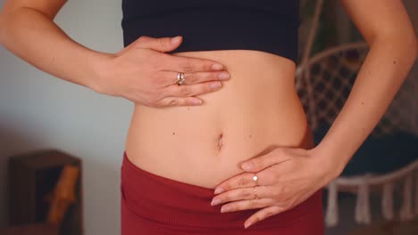 vista frontal mujer caucásica manos masajeando su propio estómago