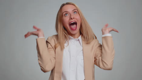 mujer de negocios haciendo expresiones faciales juguetonas y tontas y haciendo caras, haciendo tonterías, mostrando la lengua