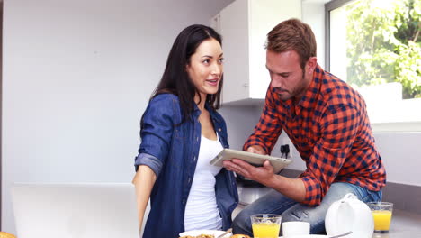 pareja viendo una tableta juntos