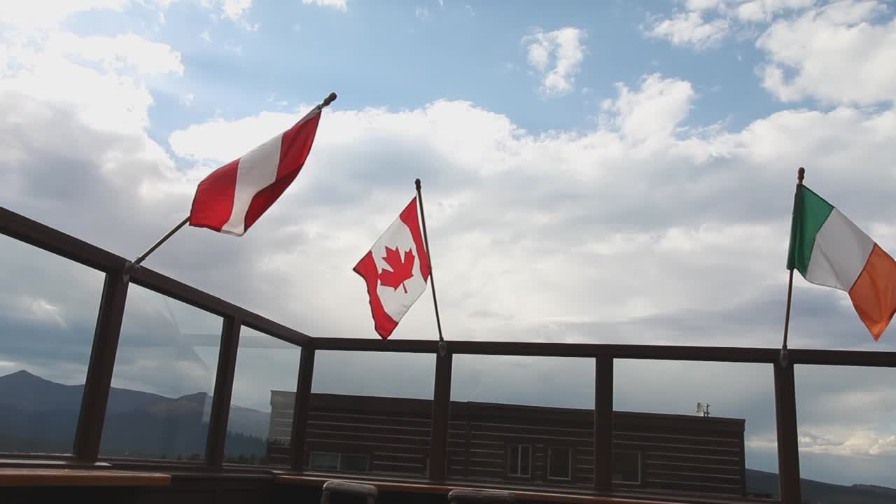 山間の屋外オープンエアバー