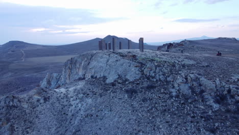 Altar-Ritual-Ceremonial,-Adorar-Al-Satanismo-Malvado,-El-Día-Del-Juicio-Final,-Andrew-Rogers,-Ritmos-De-Vida,-Göreme-Pavo,-Capadocia,-Nevşehir,-Arte-De-La-Tierra,-Brujería,-Místico,-Necronomicon,-Pentagrama,-Diablo