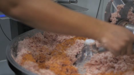 salchichas proceso de carne producción en fábrica hecho a mano ahumado hervido envoltura carne picada especias