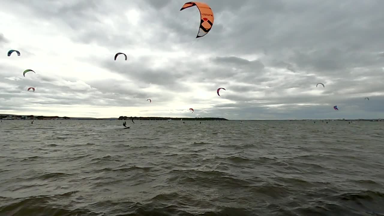 un puerto británico lleno de kitesurfistas recorriendo la escena