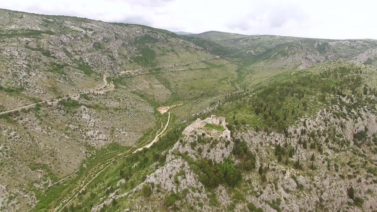 una vista aérea muestra la colina kárstica en mostar, bosnia, que alberga la fortaleza blagaj