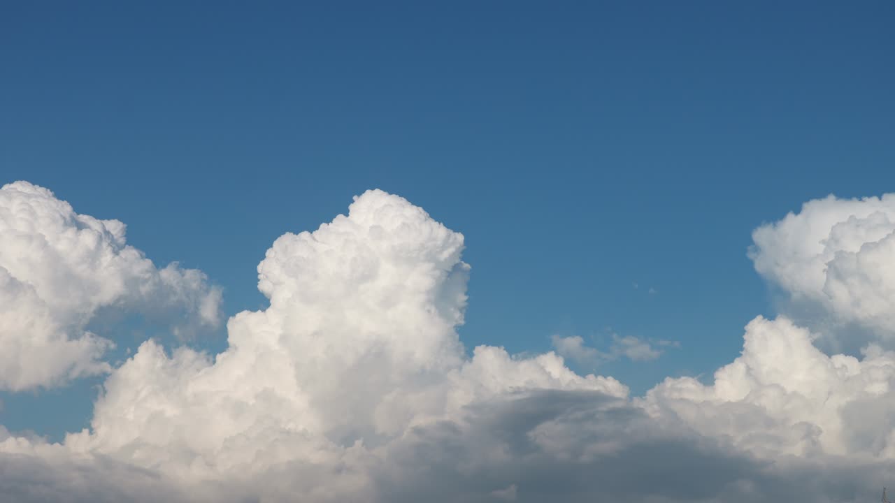 푸른 하늘 위의 하 구름 4k 타임스 영상