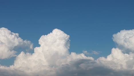 nubes blancas en el cielo azul. imágenes de time-lapse en 4k.