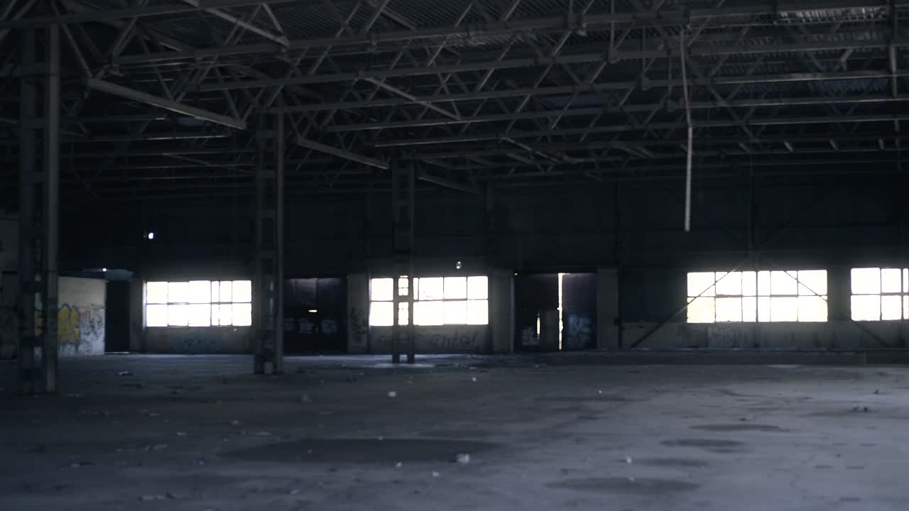 viejo edificio abandonado con basura en el interior y vidrio roto