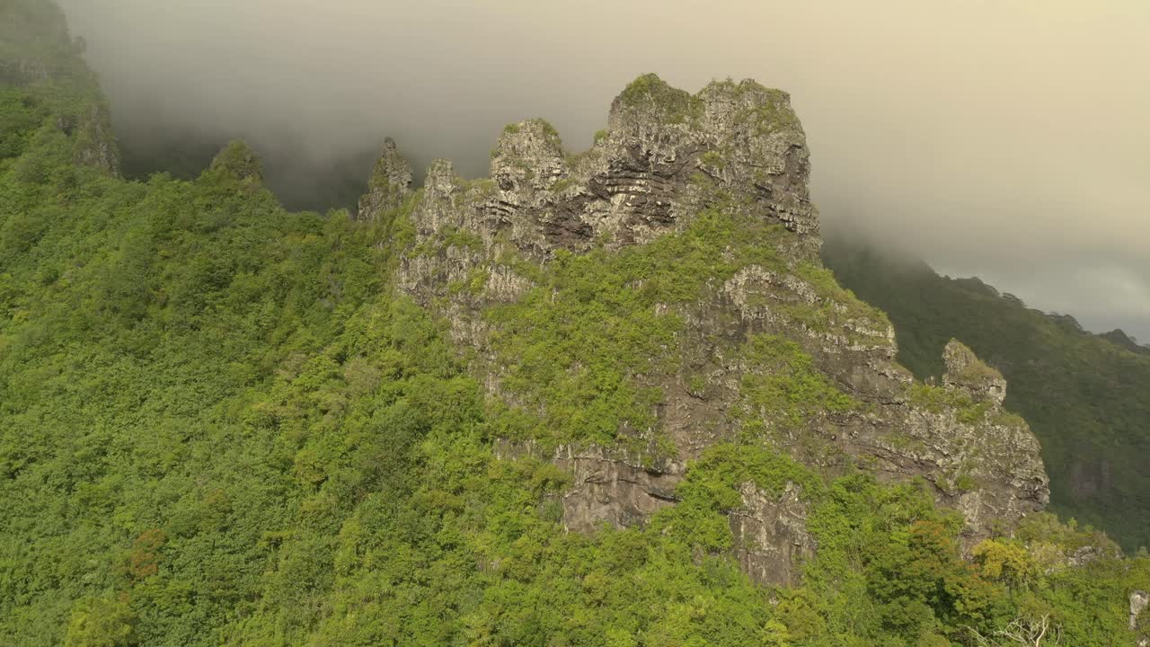 toma aérea de una formación rocosa en el pico de la montaña en la isla mo'orea, una isla alta en la polinesia francesa