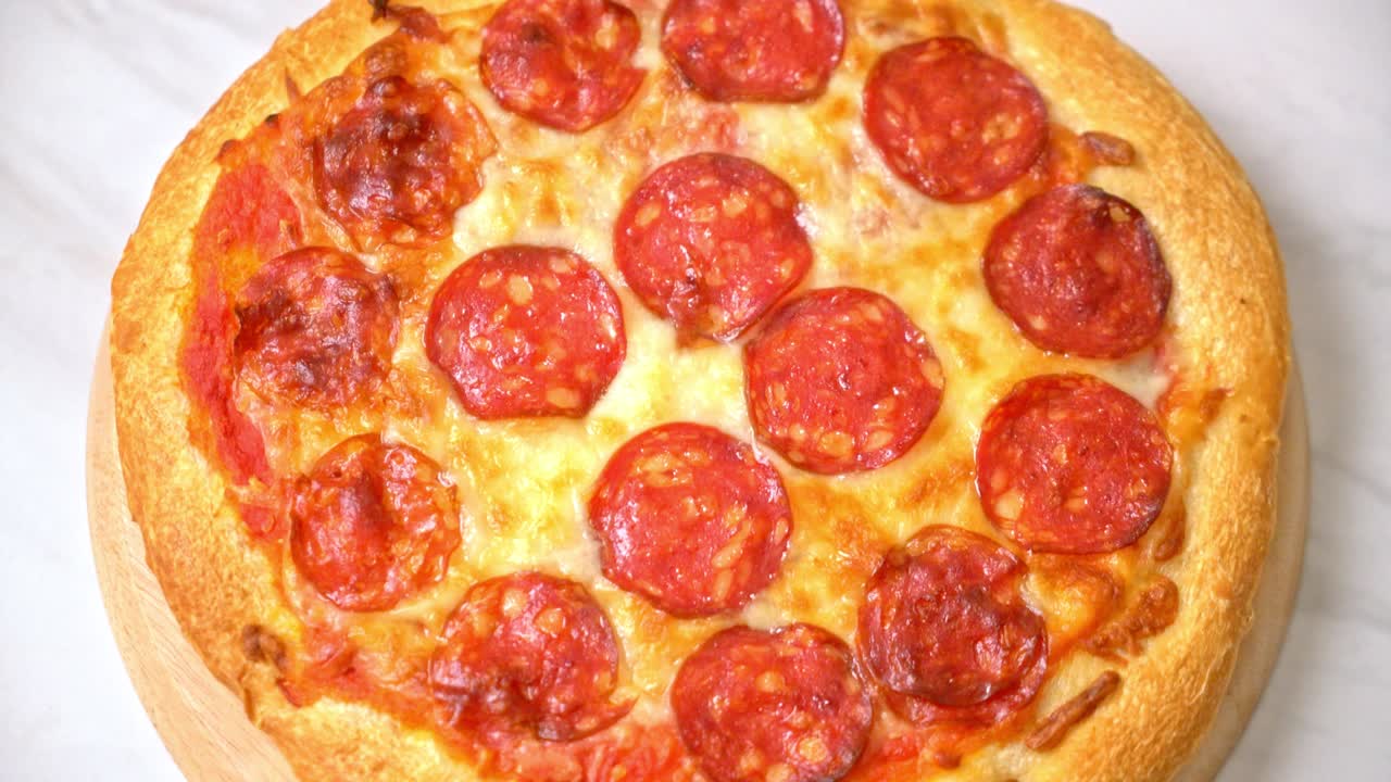 나무 쟁반에 페퍼로니 피자 - 이탈리아 음식 스타일