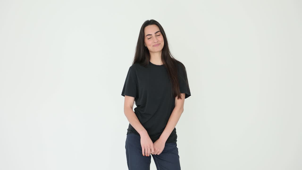 Ritratto di una donna con una t-shirt nera