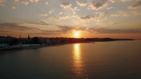 Sonnenaufgangsluftpanorama-Des-Küstenresorts-Nea-Kallikratia-Griechenland