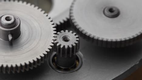 engranajes que giran en un dispositivo mecánico. engrenajes de metal de la máquina que giran resumen