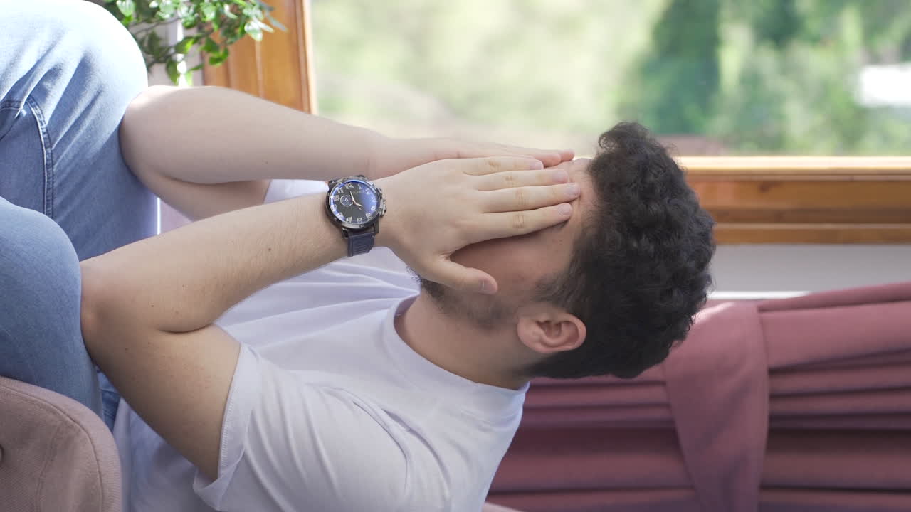 집에서 사려 깊고 불행한 남자의 수직 비디오.