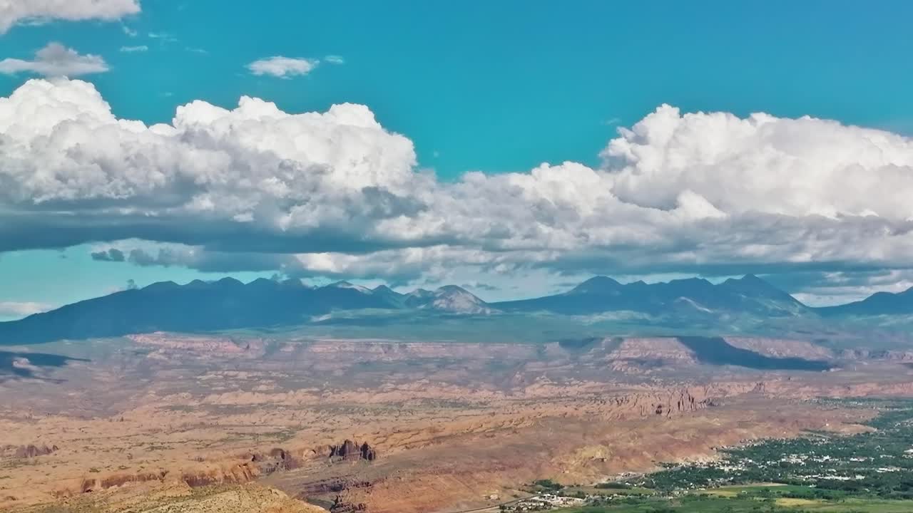 Vista sulle montagne e le nuvole in Colorado sotto un cielo luminoso