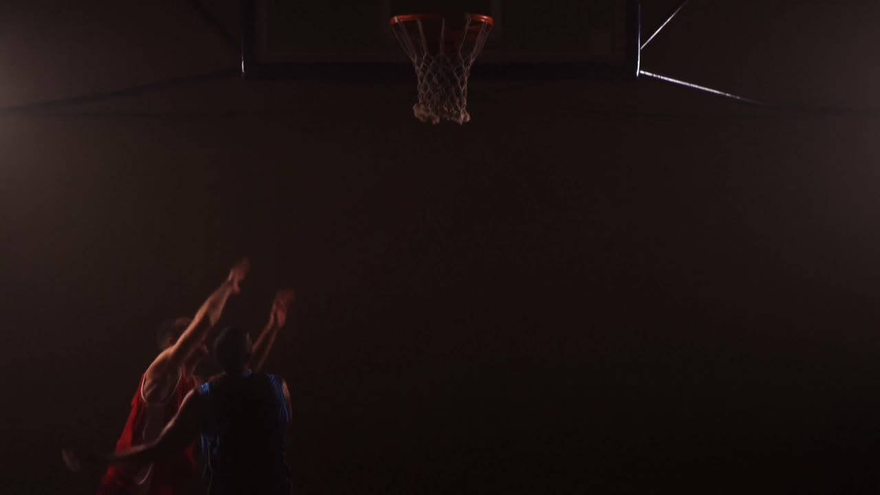 deportistas jugando al baloncesto