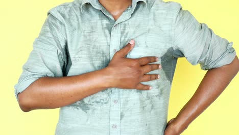 hombre sudando en una camisa