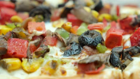 primer plano de una pizza vegetariana con ingredientes