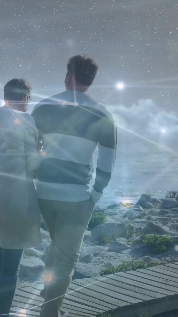 Vídeo vertical: Casal caminhando no calçadão conversando, sobreposição de estrelas subindo sobre eles, ela de braços dados, anúncios.