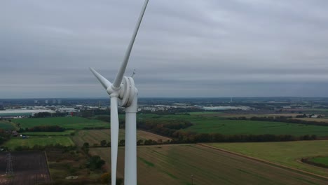 Tiro-Giratorio-Cercano-Alrededor-De-La-Turbina-Eólica-En-El-Campo-Británico