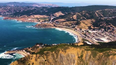 vista aérea del océano pacífico azul junto con las montañas durante el verano