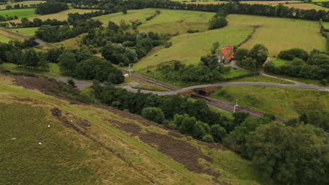 Estableciendo-Un-Disparo-Con-Drones-Cerca-De-La-Estación-Goathland-En-North-York-Moors