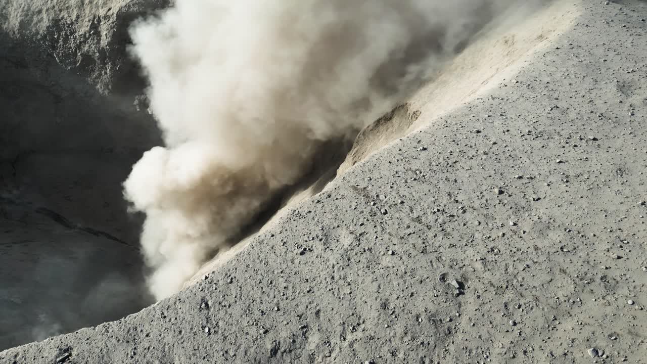vista de erupción volcánica desde un dron en el cráter