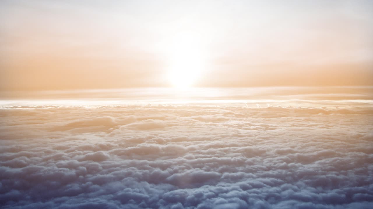 어두워질 때 구름 위에