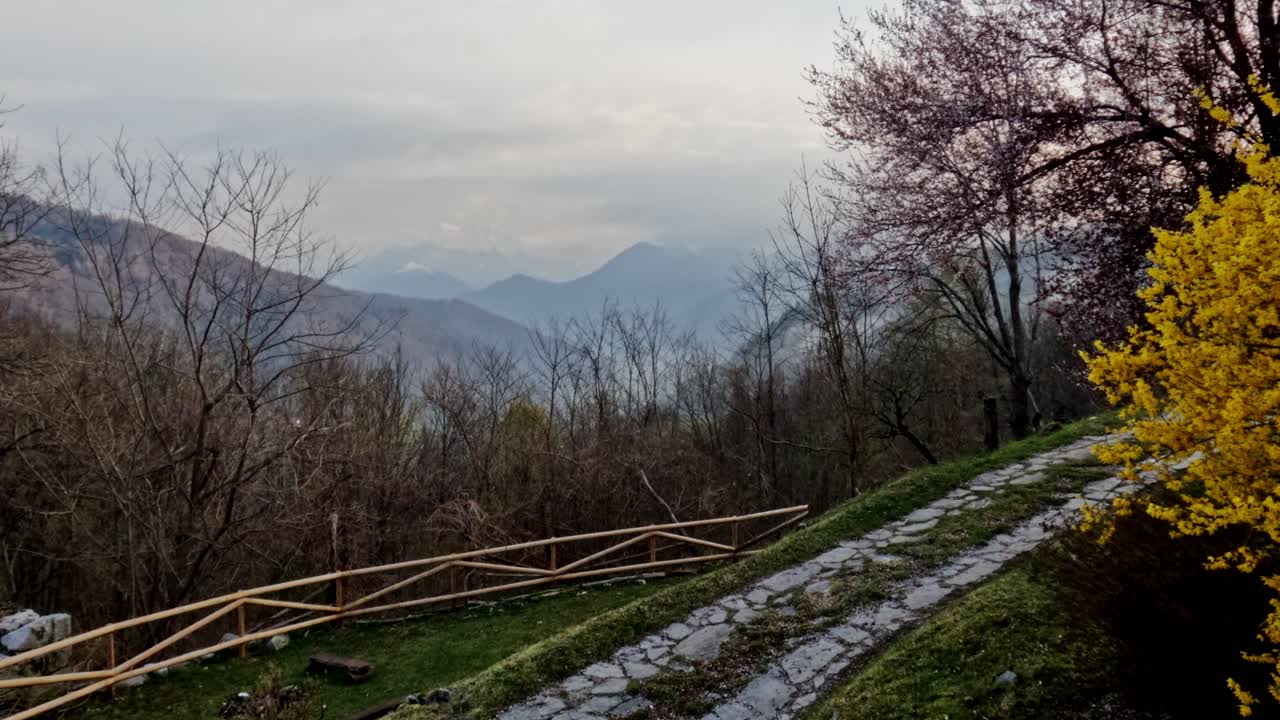 Paesaggio montano sereno in primavera