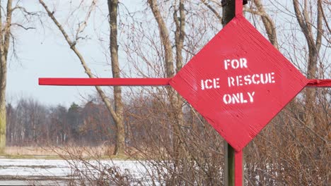 Plano-Medio-Estático-De-Una-Señal-De-Rescate-En-Hielo