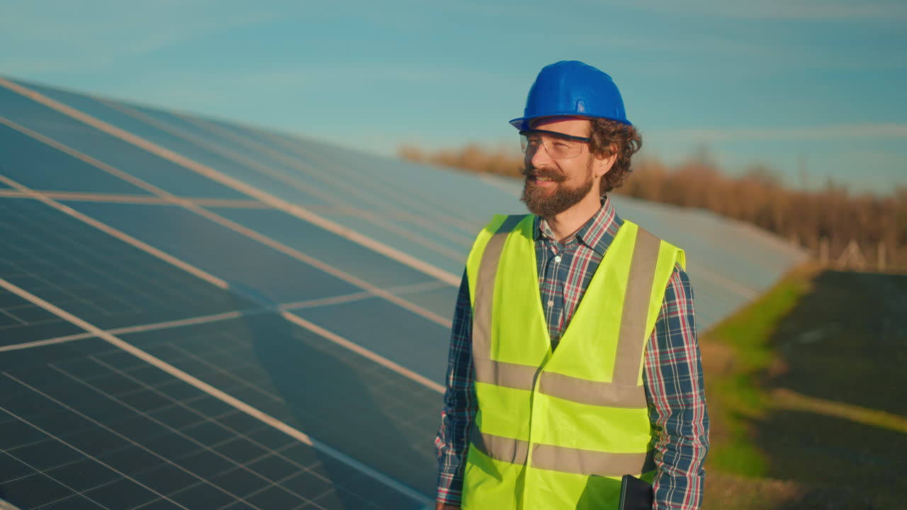 ingeniero inspeccionando paneles solares
